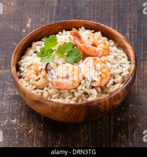 Garnelen-Risotto in Holzschale Stockfoto