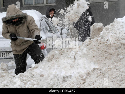 Bukarest, Rumänien. 29. Januar 2014. Ein Anwohner entfernt den Schnee in der Nähe von seinem Auto in Bukarest, Hauptstadt Rumäniens, 29. Januar 2014. Ein neuen schweren Schneesturm begann Mittwoch, Rumäniens Hauptstadt sowie im Süden und Südosten zu schlagen. die rumänischen Behörden erklärt den Ausnahmezustand in vier weitere Grafschaften Ialomita, Calarasi, Constanta und Tulcea, besser als Reaktion auf die aktuellen Schneesturm ermöglichen. Bildnachweis: Gabriel Petrescu/Xinhua/Alamy Live-Nachrichten Stockfoto