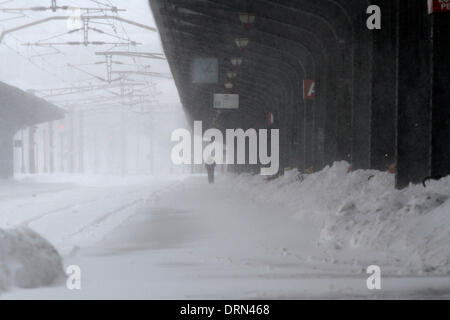 Bukarest, Rumänien. 29. Januar 2014. Ein Mann wartet auf einen Zug am Hauptbahnhof in Bukarest, Hauptstadt Rumäniens, 29. Januar 2014. Ein neuen schweren Schneesturm begann Mittwoch, Rumäniens Hauptstadt sowie im Süden und Südosten zu schlagen. die rumänischen Behörden erklärt den Ausnahmezustand in vier weitere Grafschaften Ialomita, Calarasi, Constanta und Tulcea, besser als Reaktion auf die aktuellen Schneesturm ermöglichen. Bildnachweis: Gabriel Petrescu/Xinhua/Alamy Live-Nachrichten Stockfoto