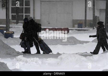 Bukarest, Rumänien. 29. Januar 2014. Passagiere Fuß im Schnee am Hauptbahnhof in Bukarest, Hauptstadt Rumäniens, 29. Januar 2014. Ein neuen schweren Schneesturm begann Mittwoch, Rumäniens Hauptstadt sowie im Süden und Südosten zu schlagen. die rumänischen Behörden erklärt den Ausnahmezustand in vier weitere Grafschaften Ialomita, Calarasi, Constanta und Tulcea, besser als Reaktion auf die aktuellen Schneesturm ermöglichen. Bildnachweis: Gabriel Petrescu/Xinhua/Alamy Live-Nachrichten Stockfoto