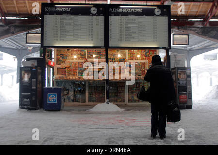 Bukarest, Rumänien. 29. Januar 2014. Ein Bürger schaut Zug Fahrplan am Hauptbahnhof in Bukarest, Hauptstadt Rumäniens, 29. Januar 2014. Ein neuen schweren Schneesturm begann Mittwoch, Rumäniens Hauptstadt sowie im Süden und Südosten zu schlagen. die rumänischen Behörden erklärt den Ausnahmezustand in vier weitere Grafschaften Ialomita, Calarasi, Constanta und Tulcea, besser als Reaktion auf die aktuellen Schneesturm ermöglichen. Bildnachweis: Gabriel Petrescu/Xinhua/Alamy Live-Nachrichten Stockfoto