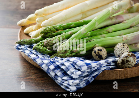 Weißem und grünem Spargel Stockfoto