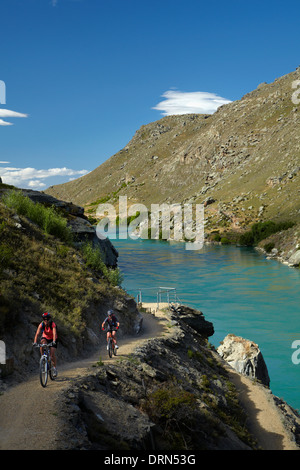 Mountainbiker und Lake Roxburgh auf Roxburgh Schlucht Rad- und Wanderweg, Central Otago, Südinsel, Neuseeland Stockfoto