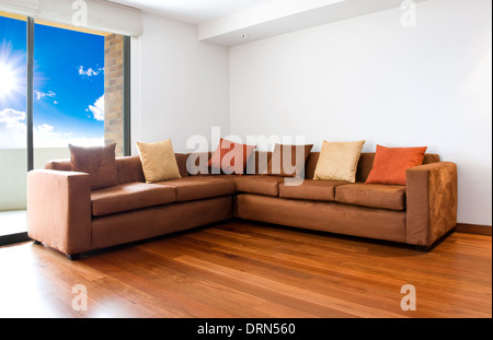 Wohnzimmer mit großer Couch - Innenarchitektur Stockfoto