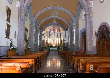 Innere der Kirche in Chapala Mexiko mit Säulen und Bögen bilden Hauptschiff und beleuchteten altar Stockfoto