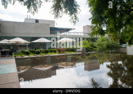 Cafe und Teich an der Queensland Art Gallery, Southbank, Brisbane Stockfoto