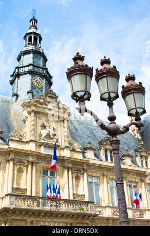 Hotel de Ville Rathaus und Lampenstiel am Place de l'Hotel de Ville in Reims, Champagne-Ardenne, Frankreich Stockfoto