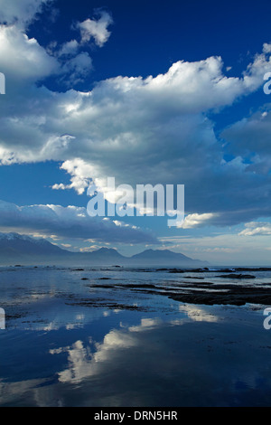 Seaward Kaikoura Ranges und Wolken spiegeln sich im küstennahen Gezeitenbecken, Kaikoura, Südinsel, Neuseeland Stockfoto