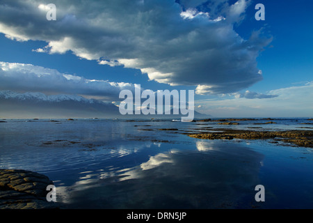 Seaward Kaikoura Ranges und Wolken spiegeln sich im küstennahen Gezeitenbecken, Kaikoura, Südinsel, Neuseeland Stockfoto