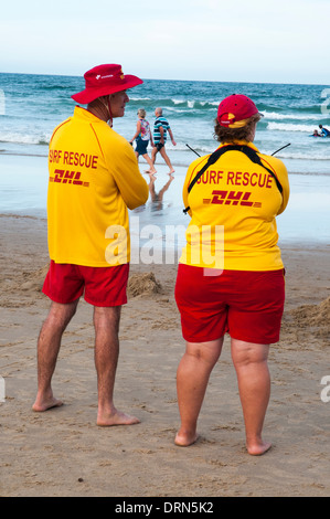 Rettungsschwimmer wachen am Weihnachtstag, an einem Strand der Sunshine Coast, Queensland Stockfoto