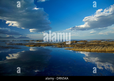 Seaward Kaikoura Ranges und Wolken spiegeln sich im küstennahen Gezeitenbecken, Kaikoura, Südinsel, Neuseeland Stockfoto