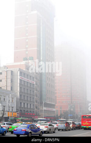 Der chinesischen Nanchang, Jiangxi Provinz. 30. Januar 2014. Gebäude sind durch Nebel in Nanchang, Hauptstadt der Osten Chinas Jiangxi Provinz, 30. Januar 2014 eingewickelt. Meteorologische Kommunen gab eine gelber Nebel Warnung am Donnerstag. Bildnachweis: Peng Zhaozhi/Xinhua/Alamy Live-Nachrichten Stockfoto