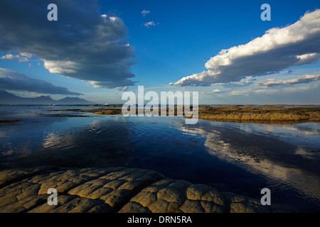 Seaward Kaikoura Ranges und Wolken spiegeln sich im küstennahen Gezeitenbecken, Kaikoura, Südinsel, Neuseeland Stockfoto