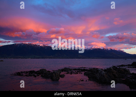 Sonnenaufgang über Seaward Kaikoura Ranges, Kaikoura, Südinsel, Neuseeland Stockfoto