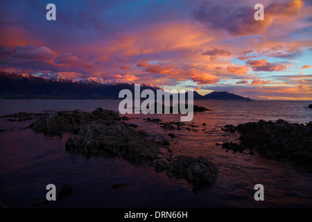 Sonnenaufgang über Seaward Kaikoura Ranges, Kaikoura, Südinsel, Neuseeland Stockfoto