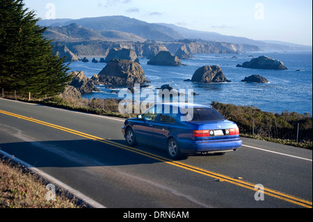 Auto fahren auf dem Pacific Coast Highway in Mendocino County, Kalifornien Stockfoto