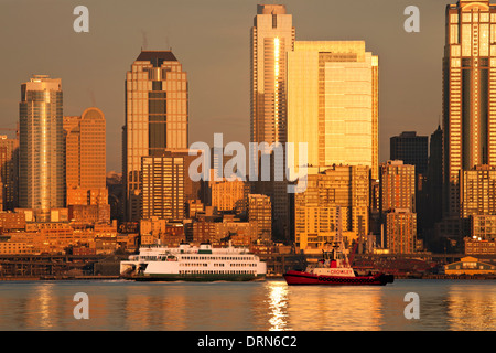 WASHINGTON - Eine Cross-Sound-Fähre und ein Schlepper auf der Elliott Bay unterhalb der Türme der Innenstadt von Seattle. 2013 Stockfoto