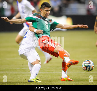 San Antonio, Texas, USA. 29. Januar 2014. Mexikos Oribe Peralta versucht, den Ball zu kontrollieren, da er von Südkoreas Jin-Po Park.The mexikanischen nationalen gehalten wird, dass Team besiegt Südkorea 4: 0 in einem internationalen freundlichen Mittwoch, 29. Januar 2014 an der Alamodome in San Antonio, Texas. Bildnachweis: Bahram Mark Sobhani/ZUMAPRESS.com/Alamy Live-Nachrichten Stockfoto