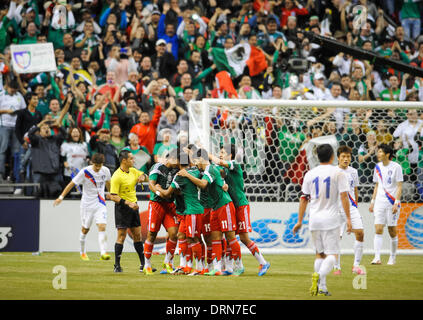 San Antonio, Texas, USA. 29. Januar 2014. Die mexikanische Nationalmannschaft feiert ein Ziel, wie sie in einem internationalen freundlichen Mittwoch, 29. Januar 2014 an der Alamodome in San Antonio, Texas Südkorea 4: 0 geschlagen. Bildnachweis: Bahram Mark Sobhani/ZUMAPRESS.com/Alamy Live-Nachrichten Stockfoto