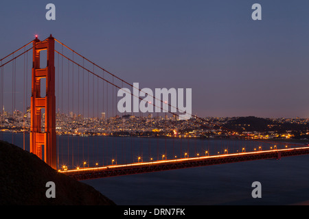 Golden Gate Bridge betrachtet von der Marin Headlands in der Abenddämmerung, San Francisco, Kalifornien, USA. Stockfoto