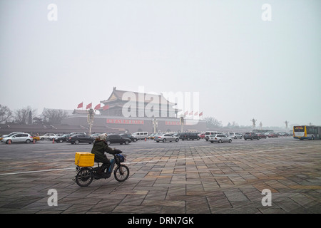 Viele Autos vorbeifahren Tiananmen-Turm in einen dichten Nebel und Dunst, Beijing Stockfoto