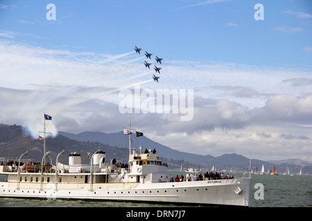 Blauen Engel fliegen über das Presidential USS Potomac Schiff Flotte Wochentags, San Francisco, Kalifornien, USA. Stockfoto