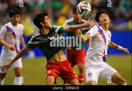 San Antonio, Texas, USA. 29. Januar 2014. Mexikos RODOLFO PIZARRO, links, und Südkoreas KIM JIN-SU kämpfen um die Kontrolle über den Ball. Die mexikanische Nationalmannschaft besiegt Südkorea 4: 0 in einem internationalen Freundschaftsspiel an der Alamodome. Bahram Mark © Sobhani/ZUMAPRESS.com/Alamy Live-Nachrichten Stockfoto