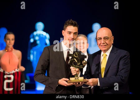 Mailand, Italien. 27. Januar 2014. (L-R) Mattia De Sciglio, Adriano Galliani (Mailand) Fußball / Fußball: Italienisch "Serie A" beste Verteidiger Mattia De Sciglio des AC Mailand während der Gran Gala del Calcio AIC 2013 Saison 2012 / 13-Preisverleihung im RAI Studio in Mailand, Italien. Bildnachweis: Maurizio Borsari/AFLO/Alamy Live-Nachrichten Stockfoto