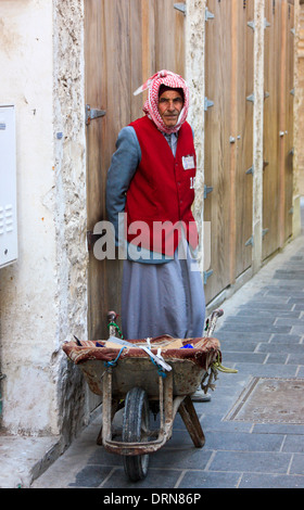 Ein Portier im Souq Waqif, am alten Markt von Doha, Katar Stockfoto