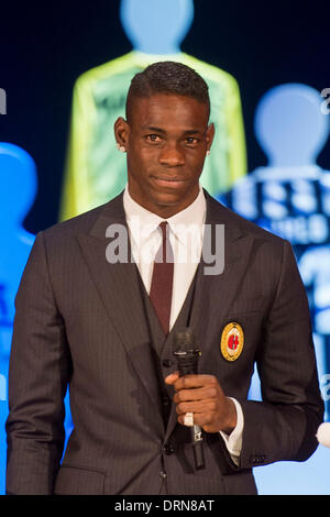 Mailand, Italien. 27. Januar 2014. Mario Balotell (Mailand) Fußball / Fußball: Italienisch "Serie A" 2012 / 13 am besten nach vorne Mario Balotell des AC Mailand während der Gran Gala del Calcio AIC 2013 Saison Preisverleihung im RAI Studio in Mailand, Italien. Bildnachweis: Maurizio Borsari/AFLO/Alamy Live-Nachrichten Stockfoto