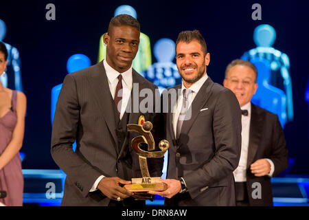 Mailand, Italien. 27. Januar 2014. (L-R) Mario Balotell (Mailand), Simone Perrotta Football / Soccer: Italienisch "Serie A" 2012 / 13 am besten nach vorne Mario Balotell des AC Mailand während der Gran Gala del Calcio AIC 2013 Saison Preisverleihung im RAI Studio in Mailand, Italien. Bildnachweis: Maurizio Borsari/AFLO/Alamy Live-Nachrichten Stockfoto