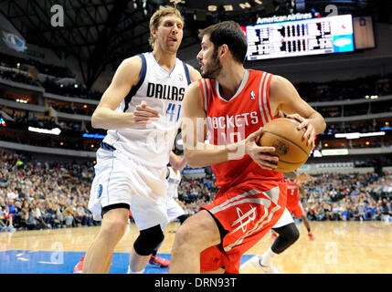 Dallas, Texas, USA. 29. Januar 2014: Houston Rockets kleine vorwärts Omri Casspi #18 von Dallas Mavericks Power bewacht wird nach vorne Dirk Nowitzki #41 bei einem NBA-Spiel zwischen den Houston Rockets und die Dallas Mavericks das American Airlines Center in Dallas, TX-Houston Dallas besiegt 117-115 Credit: Cal Sport Media/Alamy Live News Stockfoto