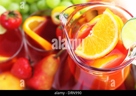Erfrischende Frucht Sangria in Kanne mit verschiedenen Früchten Solated auf weiß Stockfoto