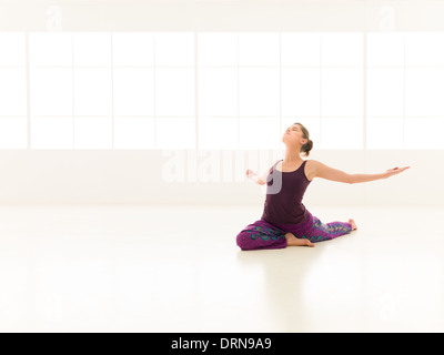 junges Mädchen, Yoga-Pose, volle Vorderansicht zeigen. Stockfoto