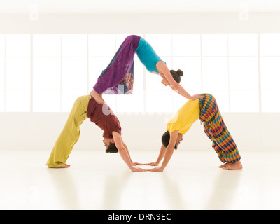 Menschen in lebendigen Farben gekleidet führen Yoga bewegt Stockfoto