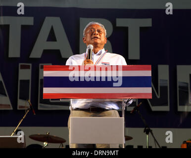 Bangkok, Thailand. 29. Januar 2014.  Anti-Regierungschef Suthep Thaugsuban spricht zu seinen Anhängern auf der Bühne. Thailands Regierung Dienstag angekündigt, dass es mit einer Wahl an diesem Wochenende trotz einer Opposition Boykott, Monate von Protesten und die Wahrscheinlichkeit, dass mehr Gewalt in politischen Krise des Landes vorangehen wird. Bildnachweis: John Vincent/Alamy Live-Nachrichten Stockfoto