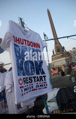 Bangkok, Thailand. 29. Januar 2014. "Bangkok Shutdown" T-shirts zum Verkauf während Anti-Regierungs-Rallye. Thailands Regierung Dienstag angekündigt, dass es mit einer Wahl an diesem Wochenende trotz einer Opposition Boykott, Monate von Protesten und die Wahrscheinlichkeit, dass mehr Gewalt in politischen Krise des Landes vorangehen wird. Bildnachweis: John Vincent/Alamy Live-Nachrichten Stockfoto