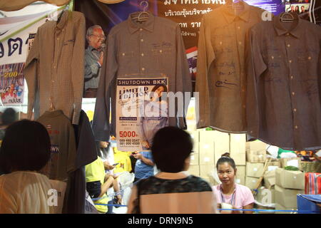 Bangkok, Thailand. 29. Januar 2014. "Bangkok Shutdown" T-shirts zum Verkauf während Anti-Regierungs-Rallye. Thailands Regierung Dienstag angekündigt, dass es mit einer Wahl an diesem Wochenende trotz einer Opposition Boykott, Monate von Protesten und die Wahrscheinlichkeit, dass mehr Gewalt in politischen Krise des Landes vorangehen wird. Bildnachweis: John Vincent/Alamy Live-Nachrichten Stockfoto