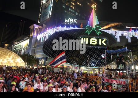 Bangkok, Thailand, 29. Januar 2014. Anti-Regierungs-Demonstranten während einer Kundgebung an Pathumwan Kreuzung. Thailands Regierung Dienstag angekündigt, dass es mit einer Wahl an diesem Wochenende trotz einer Opposition Boykott, Monate von Protesten und die Wahrscheinlichkeit, dass mehr Gewalt in politischen Krise des Landes vorangehen wird. Bildnachweis: John Vincent/Alamy Live-Nachrichten Stockfoto