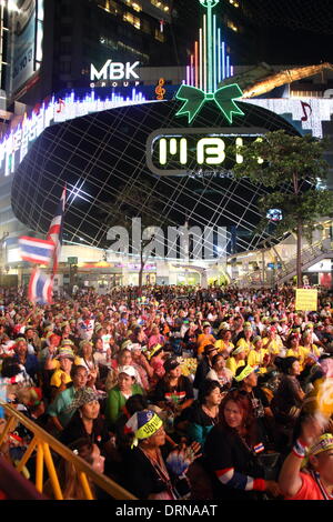 Bangkok, Thailand, 29. Januar 2014. Anti-Regierungs-Demonstranten während einer Kundgebung an Pathumwan Kreuzung. Thailands Regierung Dienstag angekündigt, dass es mit einer Wahl an diesem Wochenende trotz einer Opposition Boykott, Monate von Protesten und die Wahrscheinlichkeit, dass mehr Gewalt in politischen Krise des Landes vorangehen wird. Bildnachweis: John Vincent/Alamy Live-Nachrichten Stockfoto