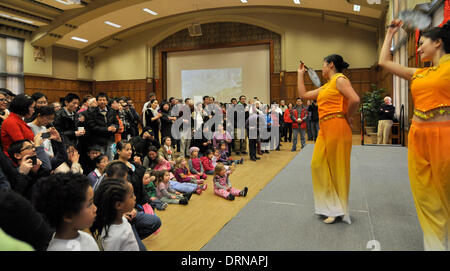 New York, USA. 29. Januar 2014. Die Zuschauer genießen eine chinesische traditionelle Tanzaufführung während einer Aktivität Chinese Lunar New Year an der Konfuzius-Institut der Purdue University in West Lafayette, Indiana, USA, 29. Januar 2014 feiern. (Xinhua/Kong Xiangjia/Alamy Live News) Stockfoto