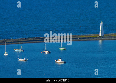 Nelson Boulder Bank, historische Nelson Leuchtturm (1862) und Yachten, Nelson Haven, Nelson, Südinsel, Neuseeland Stockfoto