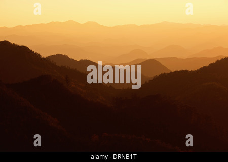 Sonnenuntergang über das Welterbe Kumano und Kii-Gebirge in Japan Stockfoto