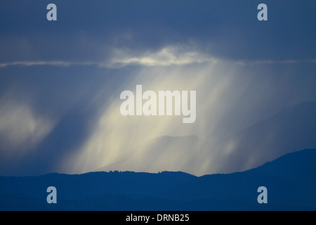 Blick von Nelson Tasman Bay auf Gewitterwolken über Arthur Bereich, Südinsel, Neuseeland Stockfoto