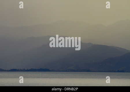 Blick von Nelson Tasman Bay auf Gewitterwolken über Arthur Bereich, Südinsel, Neuseeland Stockfoto