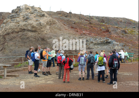 Madeira Portugal. Ein Reiseführer gibt einen Pre-Spaziergang briefing an eine Gruppe von Touristen am Ponta de Sao lourenco Stockfoto