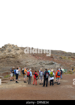 Madeira Portugal. Ein Reiseführer gibt einen Pre-Spaziergang briefing an eine Gruppe von Touristen am Ponta de Sao lourenco Stockfoto