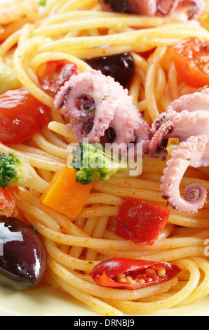 Meeresfrüchte Spaghetti marinara Nudeln mit Tintenfisch, Krabben, Cherry-Tomaten und Oliven Stockfoto