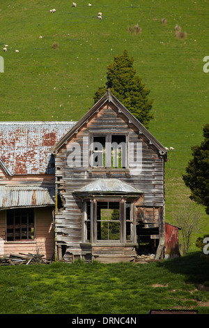 Verfallenes Bauernhaus in der Nähe von Nelson, Südinsel, Neuseeland Stockfoto