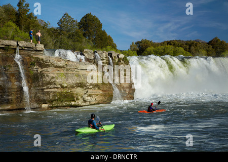 Wildwasser-Kajakfahrer an Maruia Falls, in der Nähe von Murchison, Tasman District, Südinsel, Neuseeland Stockfoto